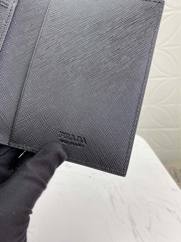 プラダ財布コピー着用イメージ